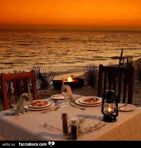 Cena al tramonto sul mare