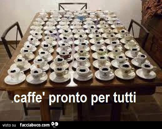 Un centinaio tazzine di caffè. Caffè pronto per tutti