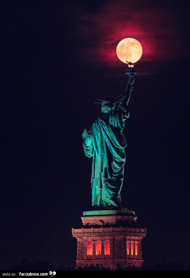 La Statua della Libertà tocca e accende la luna