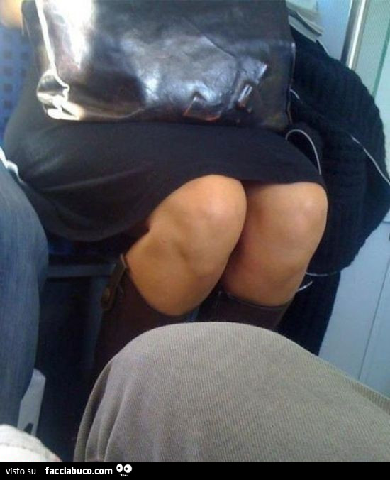 Donna con belle gambe in treno. E nella borsa si intravede una pistola