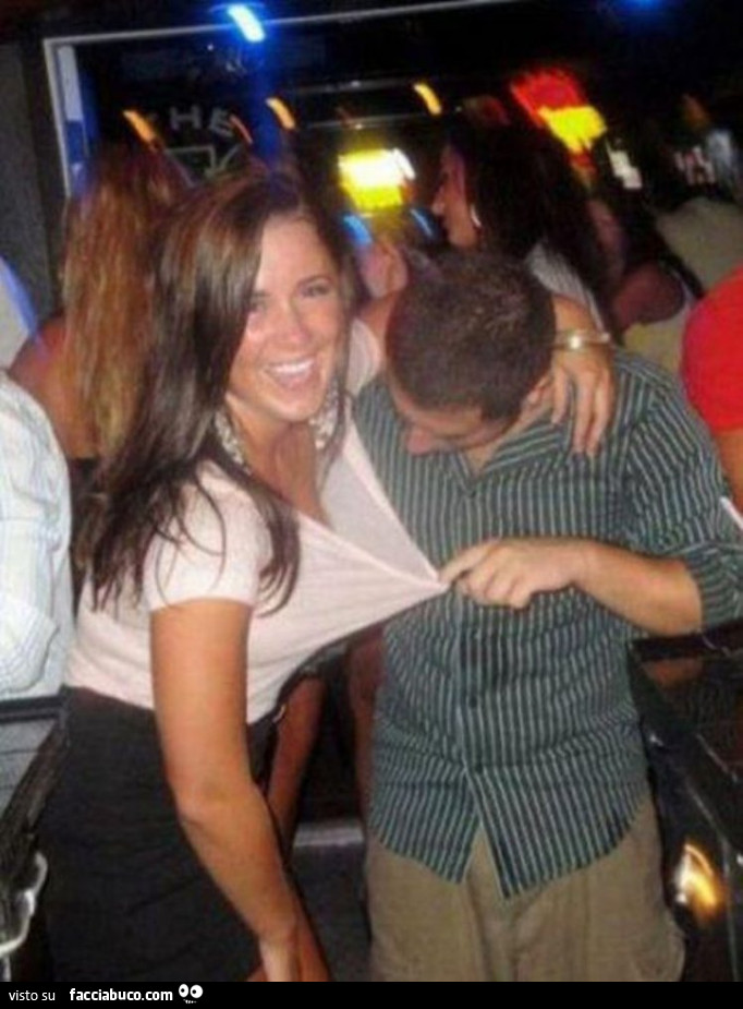 Il ragazzo in discoteca le guarda le tette
