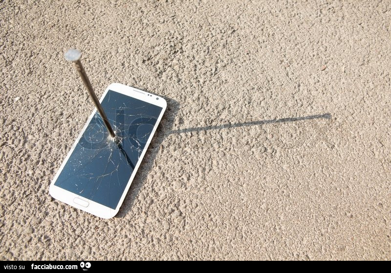 Chiodo piantata sullo smartphone