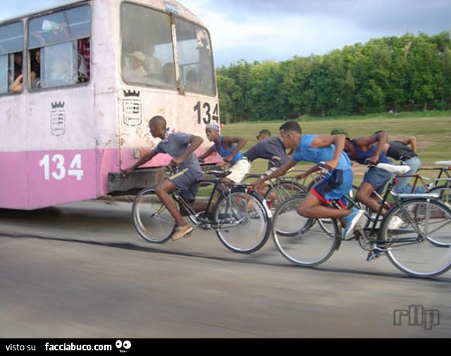 Ciclisti in Africa aggrappati alla corriera