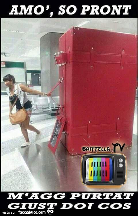 Ragazza con valigia rossa gigante: Amò, so pront. M'agg purtat giust doi cos