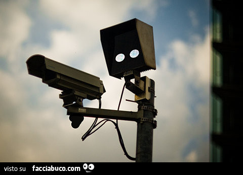 Telecamera che sembra un robot con in mano una pistola