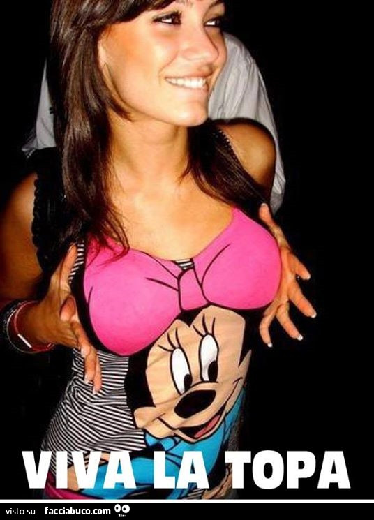 Ragazza con maglietta di Minnie. Il fiocco sulle tette. Viva la topa