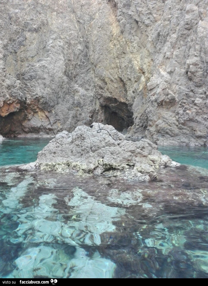 Scoglio che emerge dal mare in Sardegna