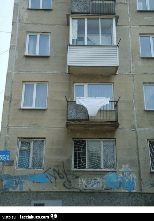Mutandone gigante appeso al balcone