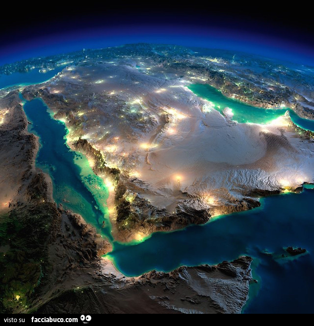 Splendido paesaggio terrestre notturno visto dall'alto