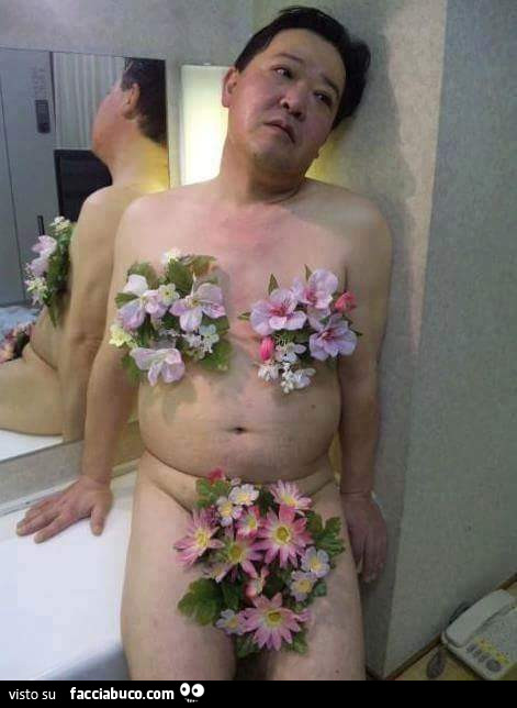 Uomo nudo con fiori che gli coprono le nudità