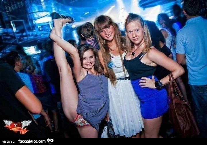 Ragazza in discoteca fa spaccata verticale
