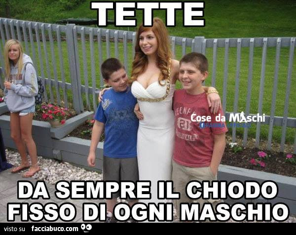 Ragazza con tette grandi abbracciata a 2 bambini: Tette da sempre il chiodo fisso di ogni maschio