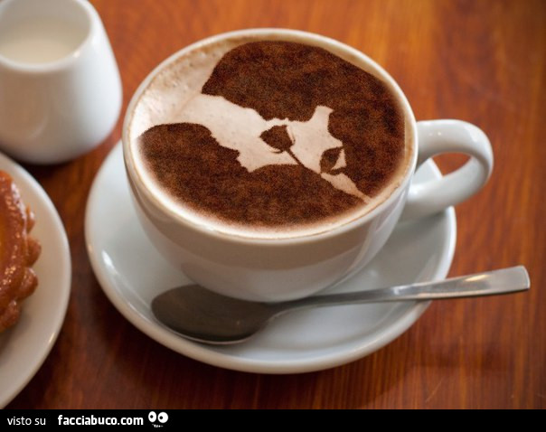 Disegno sul cappuccino di un uomo che regala una resa ad una donna