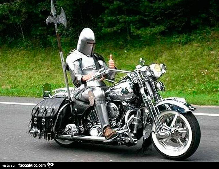 Cavaliere con armatura scintillante in sella a fantastica moto 