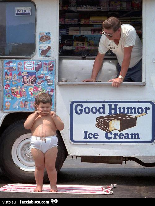 Bimbo ciccione che mangia il gelato davanti al furgone dei gelati