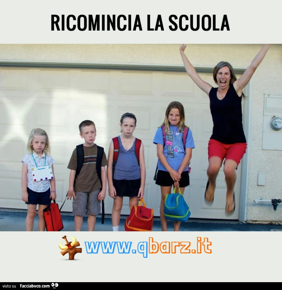 Ricomincia la scuola. Salto di gioia della mamma
