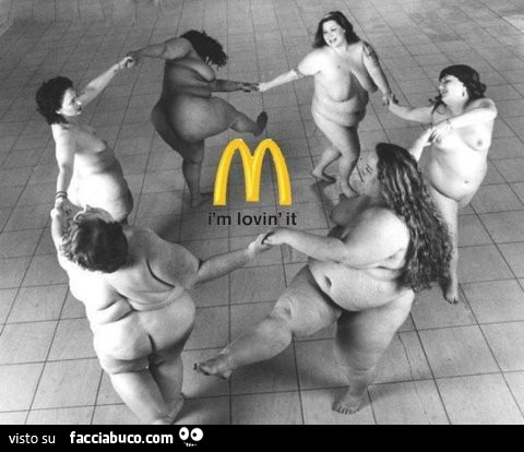 Donne grasse nude fanno il girotondo. Mac Donald's ìm lovin'it