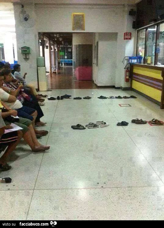 Fanno la fila posizionando le scarpe davanti la cassa