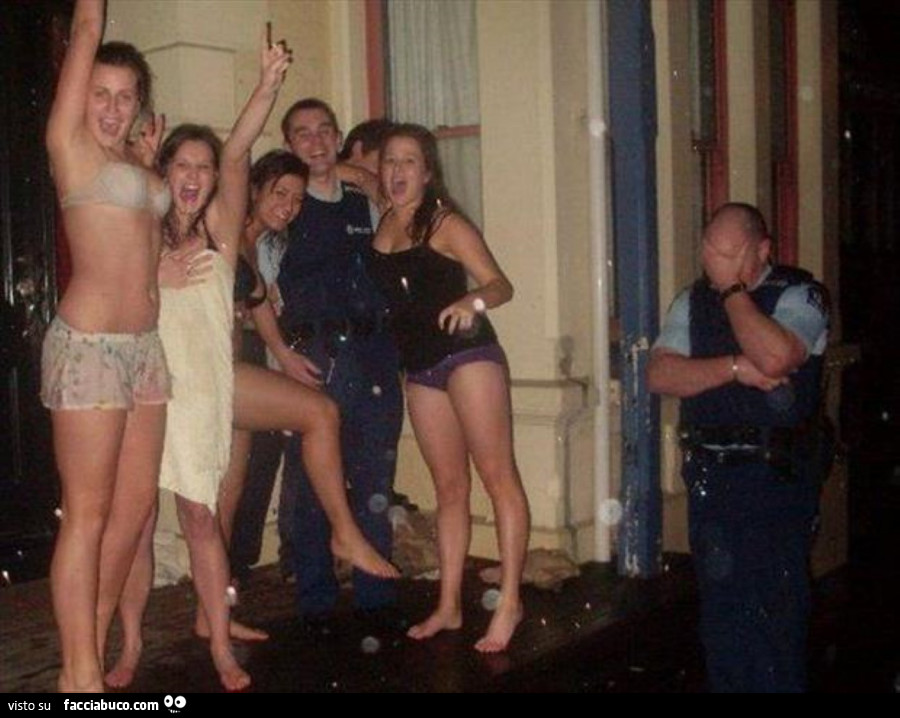 Ragazze sbronze seminude si fanno le foto assieme alle guardie giurate