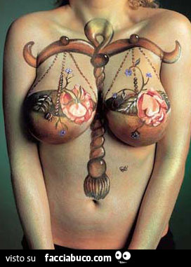 Bilancia disegnata sulle tette di una donna