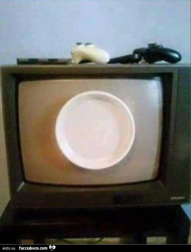 Il piatto di plastica appiccicato al televisore. Schermo piatto