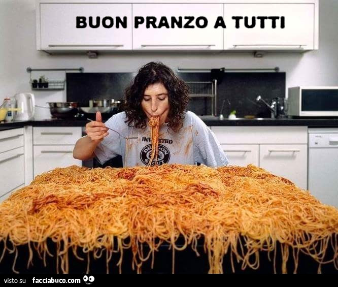 Gigantesca teglia di spaghetti. Buon pranzo a tutti