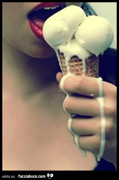 Cono gelato a forma di pene che gli cola sulla mano