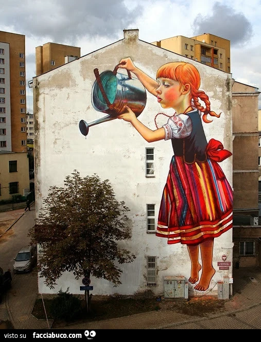 Murales di bambina che innaffia l'albero