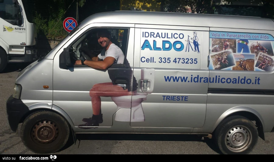 idraulico-aldo-seduto-sul-cesso-del-furgone-facciabuco