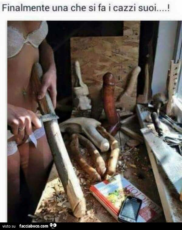 Ragazza in intimo intaglia falli di legno. Finalmente una che si fa i cazzi suoi