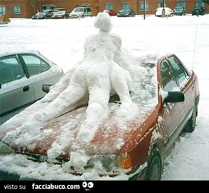 Pupazzi di neve che fanno sesso sopra l'auto
