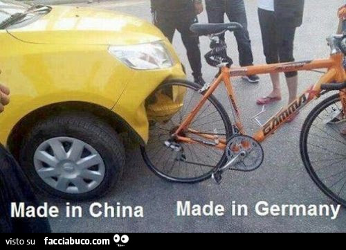 Incidente macchina made in China con bicicletta made in Germany