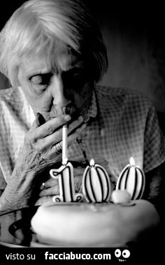 Vecchia spegne candeline dei 100 anni mentre fuma sigaretta