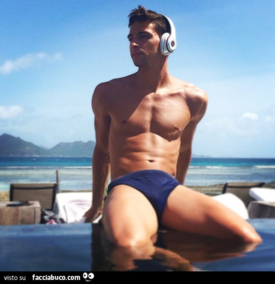Mattia De Sciglio a cosce aperte in posa sexy