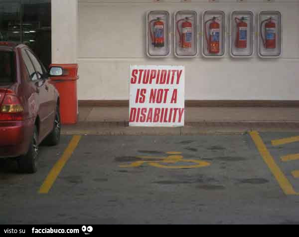 Parcheggio per disabili con cartello: la stupidità non è una disabilità