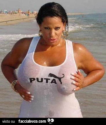 Tettona al mare con maglietta Puta