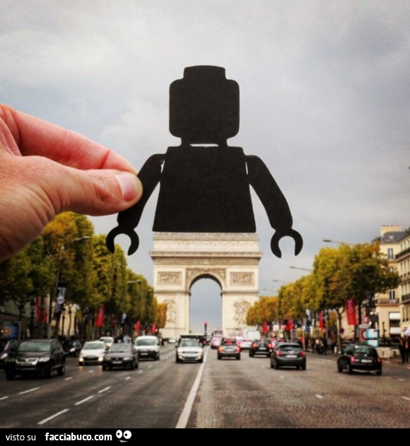 L'Arco di Trionfo è in realtà le gambe dell'omino Lego
