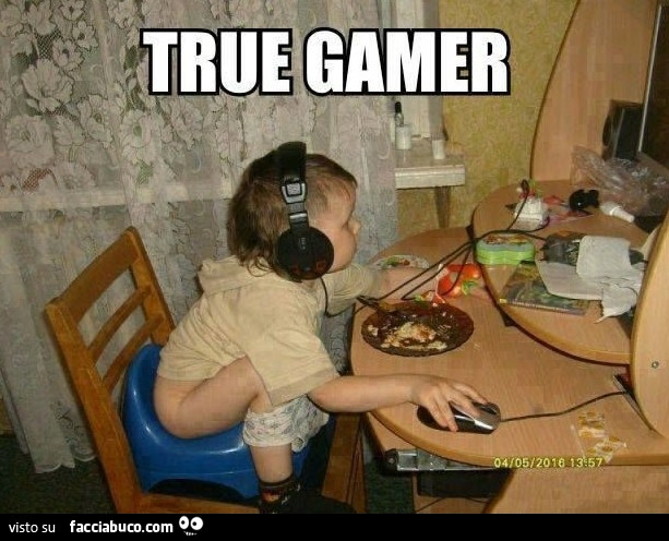 i46zcy34om-bambino-seduto-sul-vasetto-gioca-al-computer-mentre-mangia-true-gamer-tecnico_a.jpg