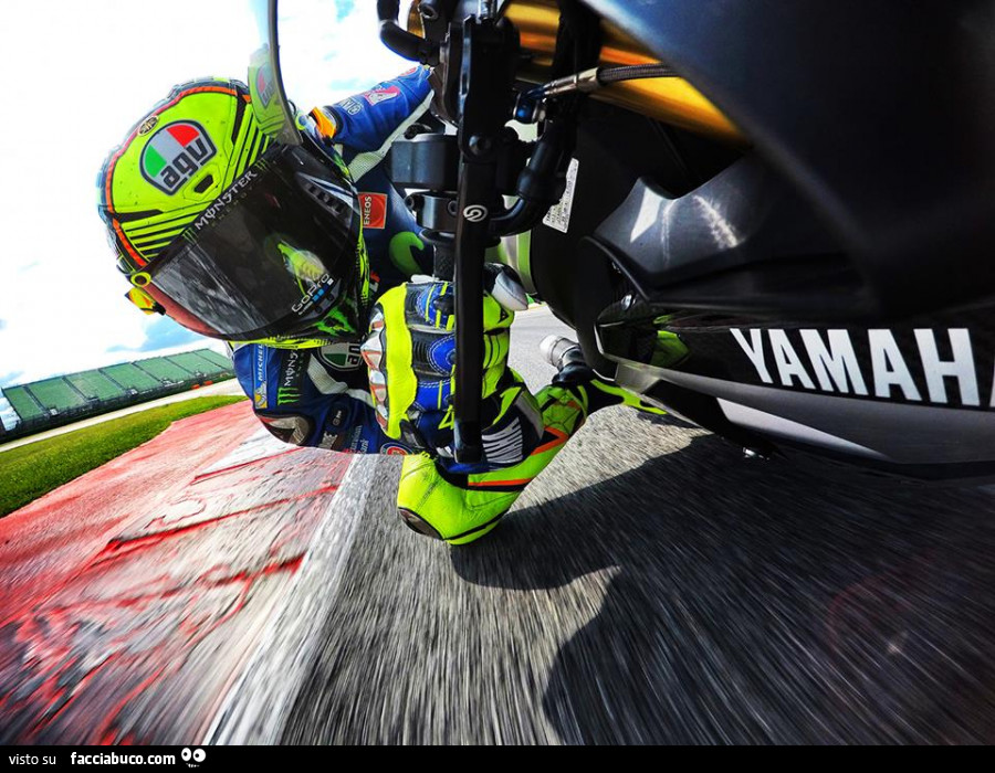 Bellissima foto di Valentino Rossi che piega con la sua Yamaha