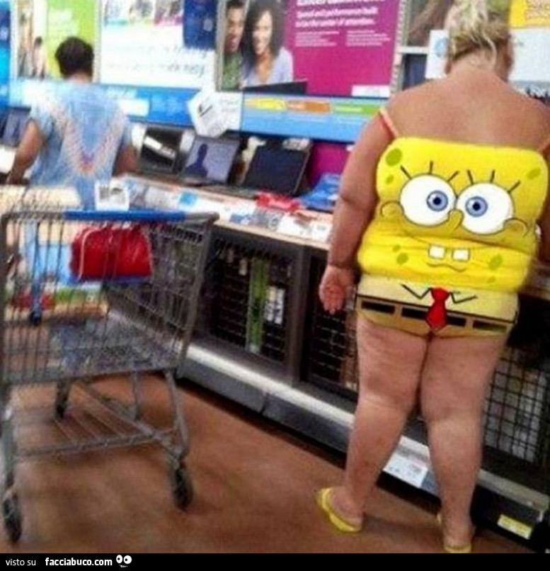 Donna al negozio vestita da Spongebob