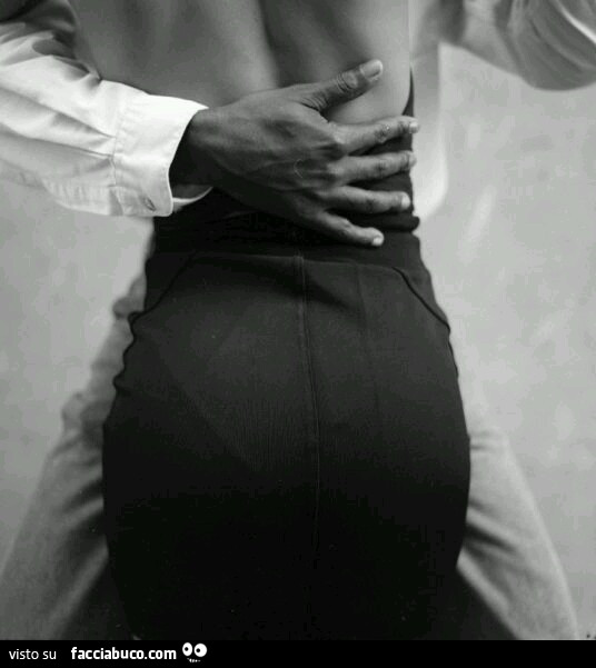 Ballo sensuale con mano sulla schiena
