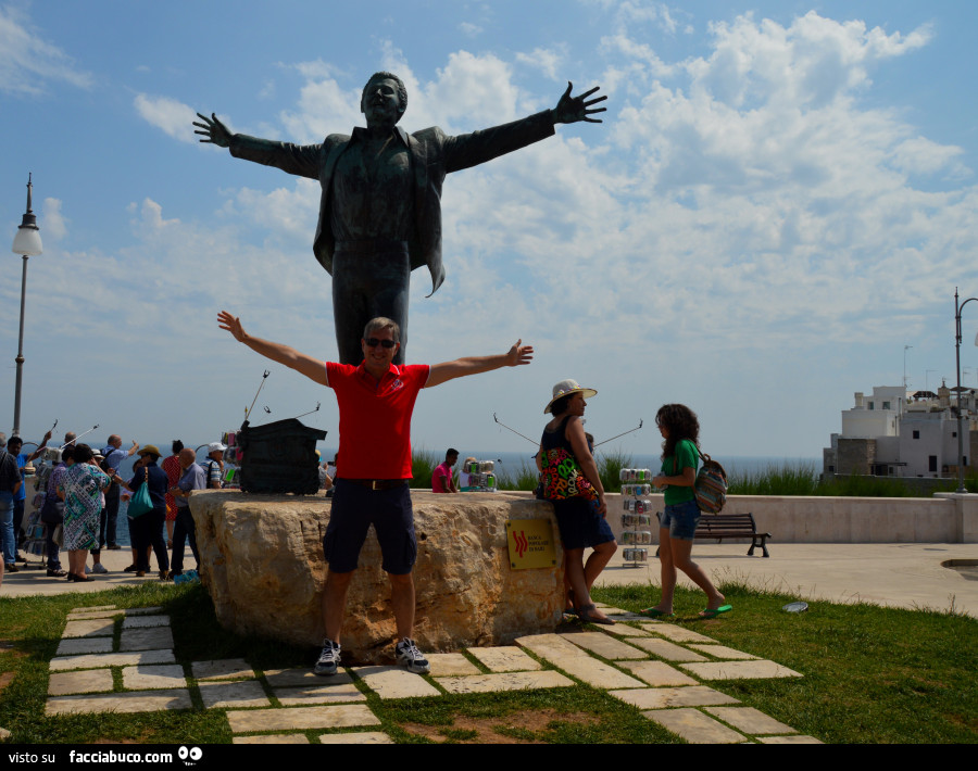 Statua di Domenico Modugno a Polignano a Mare con Volo62 che la imita