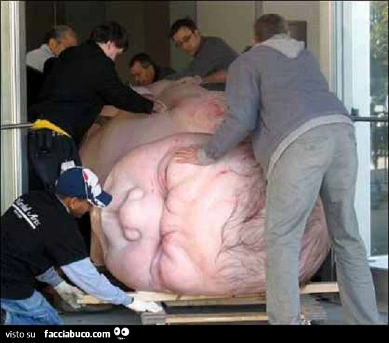 Scultura iper-realistica di un neonato creata da Ron Mueck