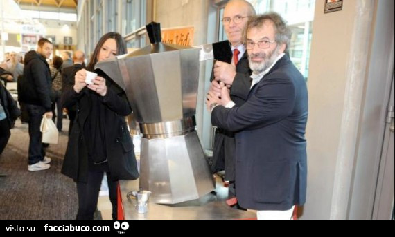 Caffettiera gigante
