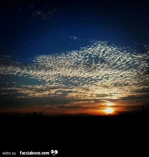 Tramonto tra le nuvole
