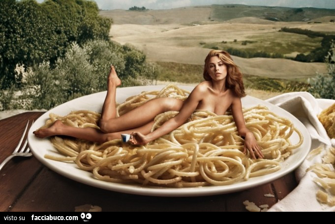 Donna nuda su piatto di spaghetti
