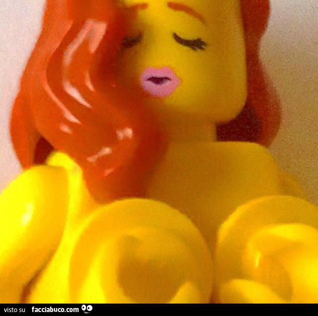 Pupazzetta lego con le tette