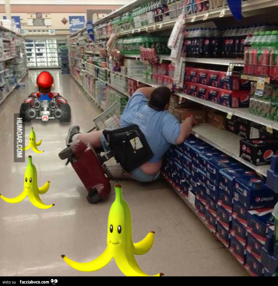 Ciccione cade con la macchinina elettrica. Colpa di Mario Kart