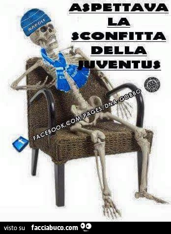 Scheletro tifoso del Napoli. Aspettava la sconfitta della Juventus