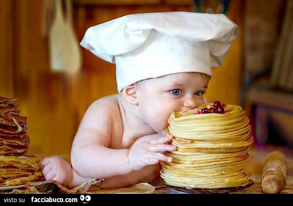Bimbo con cappello da cuoco addenta le crepes - Facciabuco.com